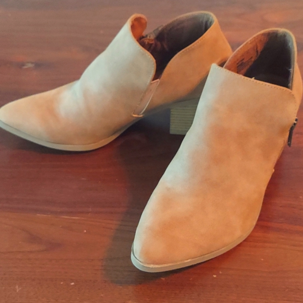 Size 6M women's Me Too tan booties